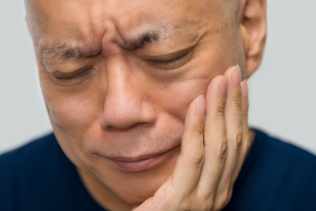歯を痛がる男性